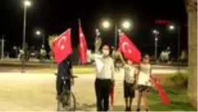 İZMİR Vali Köşger, balkonlarında İstiklal Marşı okuyan İzmirlileri eşlik etti İZMİR Vali Köşger, balkonlarında İstiklal Marşı okuyan İzmirlileri eşlik etti