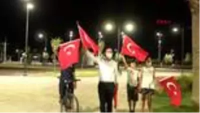 İZMİR Vali Köşger, balkonlarında İstiklal Marşı okuyan İzmirlileri eşlik etti İZMİR Vali Köşger, balkonlarında İstiklal Marşı okuyan İzmirlileri eşlik etti