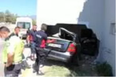 Kontrolden çıkan otomobil, evin yatak odasına girdi: 2 yaralı