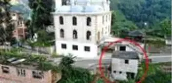 Büyükköy: Rizeli esnaftan ilginç çözüm! Dükkanını sele kapılmasın diye iple camiye bağladı Büyükköy: Rizeli esnaftan ilginç çözüm! Dükkanını sele kapılmasın diye iple camiye bağladı