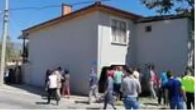 Yoldan çıkan otomobil eve girdi: 2 yaralı Yoldan çıkan otomobil eve girdi: 2 yaralı