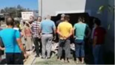 Yoldan çıkan otomobil eve girdi: 2 yaralı Yoldan çıkan otomobil eve girdi: 2 yaralı