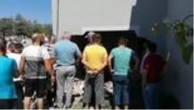 Yoldan çıkan otomobil eve girdi: 2 yaralı Yoldan çıkan otomobil eve girdi: 2 yaralı
