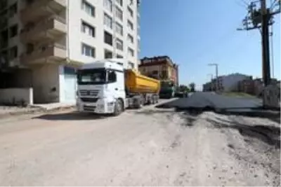 Barış Mahallesi'nde asfalt serim çalışmaları Barış Mahallesi'nde asfalt serim çalışmaları