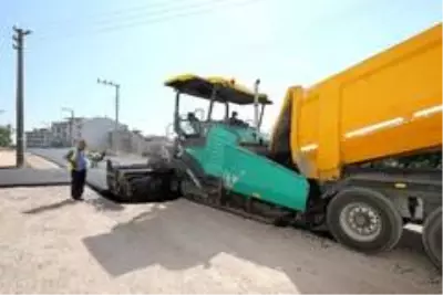 Barış Mahallesi'nde asfalt serim çalışmaları Barış Mahallesi'nde asfalt serim çalışmaları
