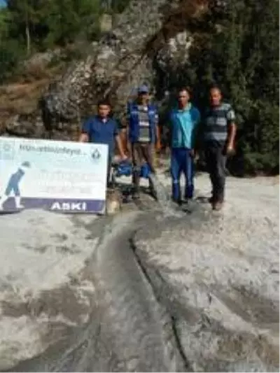Büyükşehir Tekeler Mahallesi'nde çalışmalarını sürdürüyor Büyükşehir Tekeler Mahallesi'nde çalışmalarını sürdürüyor