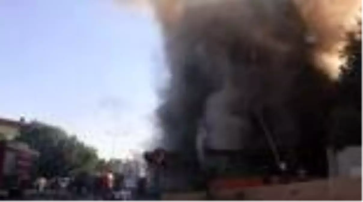 Döşeme dükkanında çıkan yangın, üst kattaki dairelere sıçradı