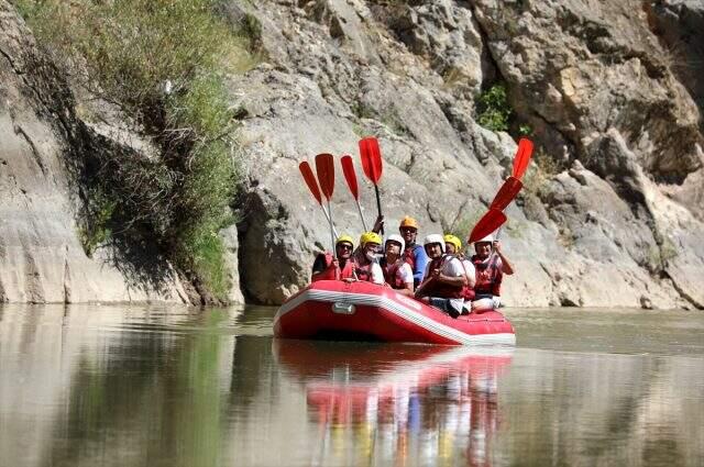 Eski TBMM Başkanı Binali Yıldırım, memleketi Erzincan'da rafting yaptıo