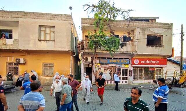 Evde ölü bulunan şahsın cansız bedeni, vinç yardımıyla pencereden çıkartıldı