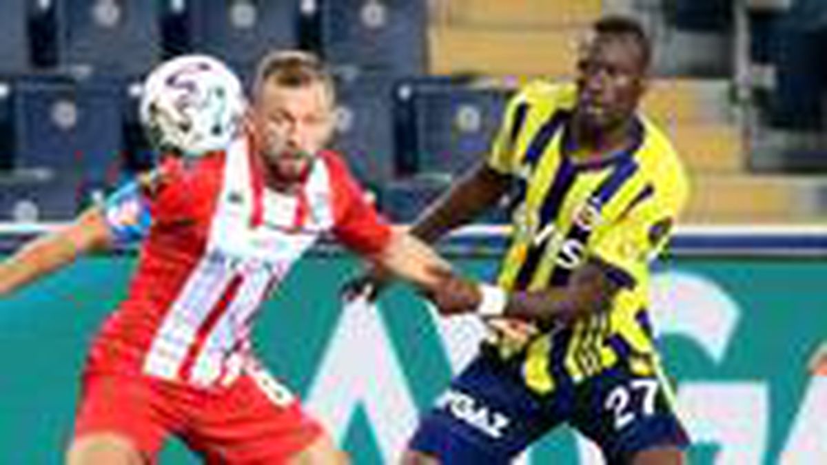 Fenerbahçe, yeni transfer Mame Thiam'ın hat-trick yaptığı maçta Antalyaspor'u 4-0 mağlup etti