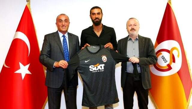 Galatasaray'ın yeni transferi Fatih Öztürk, evli sevgilisiyle gazetecilere yakalandı.