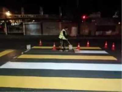 Gece mesaisinde yolların işaretleri yapıldı Gece mesaisinde yolların işaretleri yapıldı