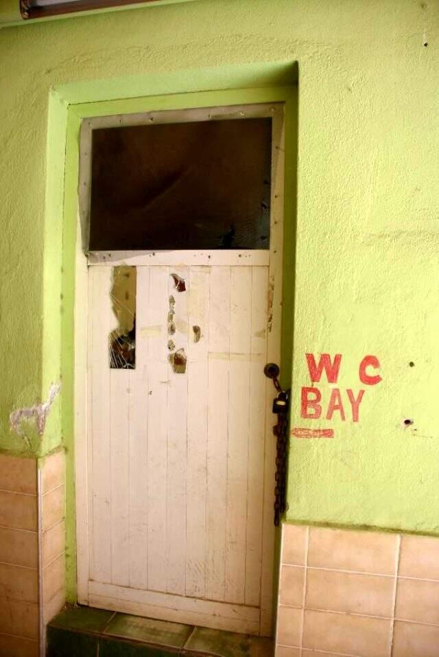 İzmir'de 1,5 aydır kapalı olan cami tuvaleti cemaati isyan ettirdi.