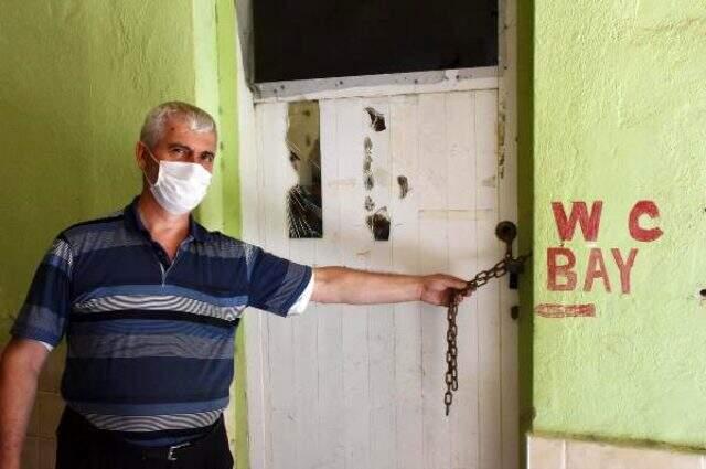 İzmir'de 1,5 aydır kapalı olan cami tuvaleti cemaati isyan ettirdi.