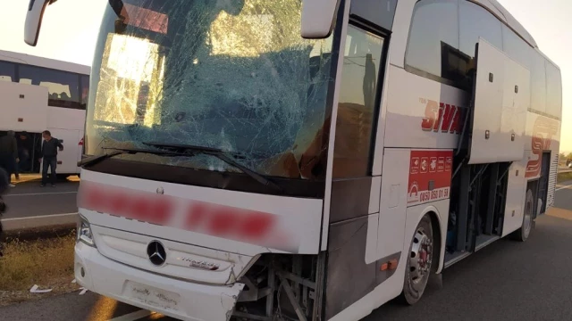 Kırıkkale'de askerleri taşıyan otobüs kaza yaptı