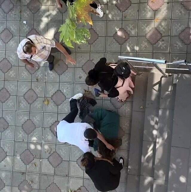 Kocasıyla ilişkisi olduğunu iddia ettiği kadına cadde ortasında saldırdı! Kavga anı kamerada