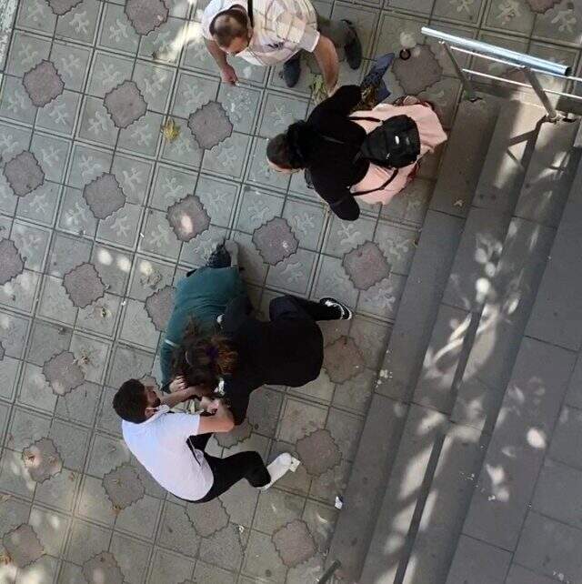 Kocasıyla ilişkisi olduğunu iddia ettiği kadına cadde ortasında saldırdı! Kavga anı kamerada