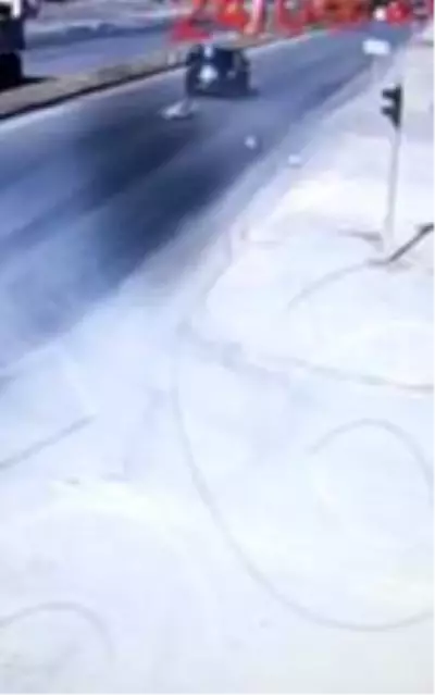 Feci kaza, genç öğretmeni hayattan kopardı! Yürek burkan anlar kamerada Feci kaza, genç öğretmeni hayattan kopardı! Yürek burkan anlar kamerada