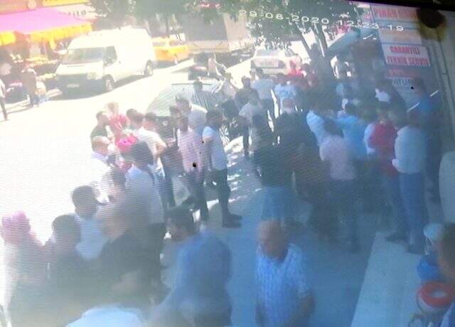 Sadece adres sormak istemişlerdi! Çocuk kaçırıldığını düşünen mahalleli halı yıkamacıları linç etti