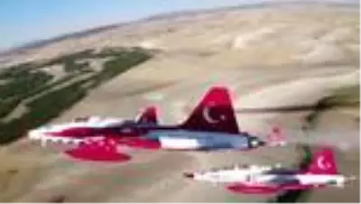 Türk Yıldızları gökyüzüne ay yıldız çizdi Türk Yıldızları gökyüzüne ay yıldız çizdi
