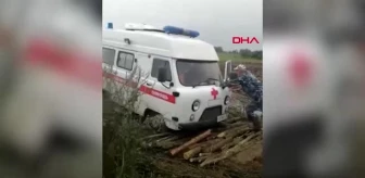 Ambulans çamura saplandı; sağlıkçı hasta için bir kilometre yürüdü