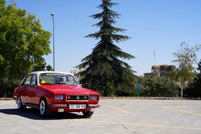Bin TL'ye aldığı 1974 model Anadol'u 15 bin TL masrafla muhteşem bir hale getirdi