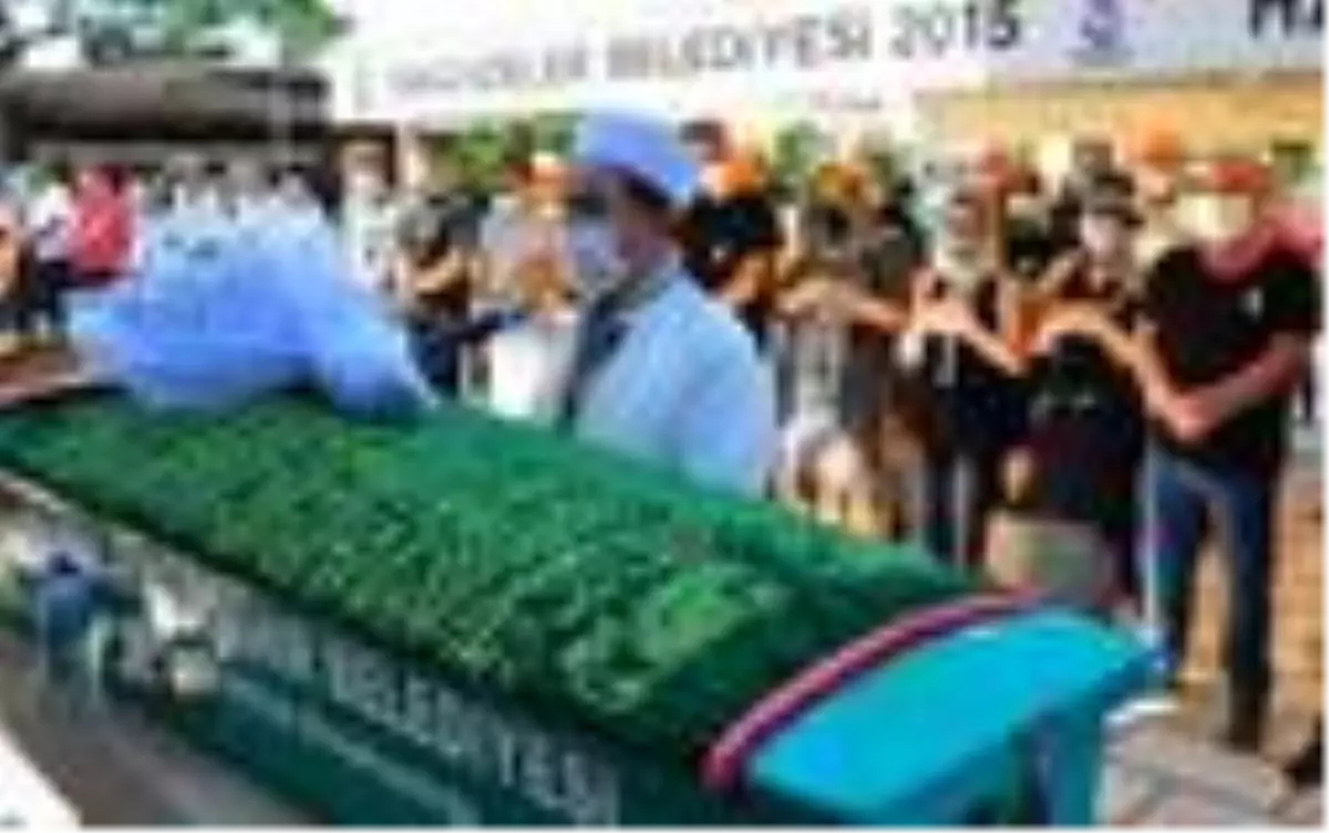 Cenazede güçlükle ayakta durdu