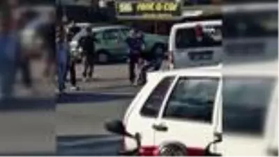 Çıkan kavgada cadde savaş alanına döndü: 2 yaralı, 4 gözaltı Çıkan kavgada cadde savaş alanına döndü: 2 yaralı, 4 gözaltı