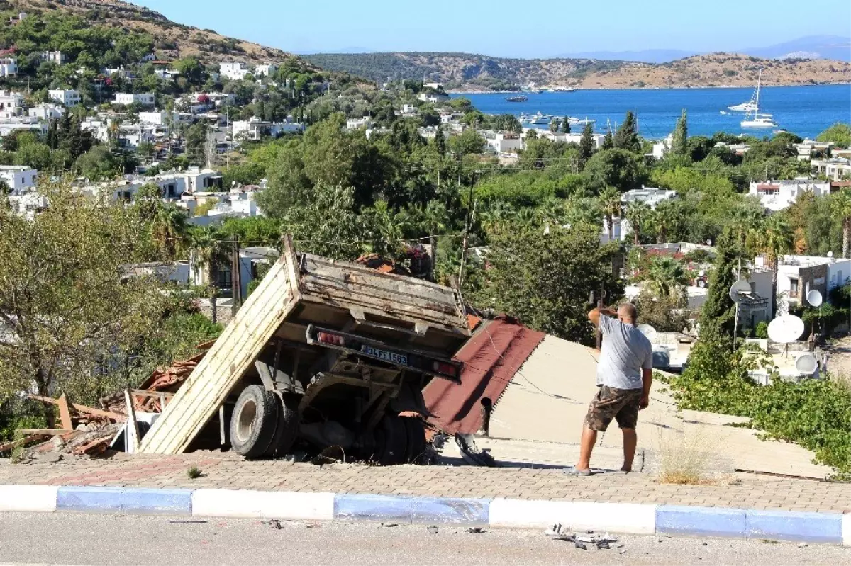 Ev salçası yaparken evinin çatısından içeri kamyon girdi Muğla