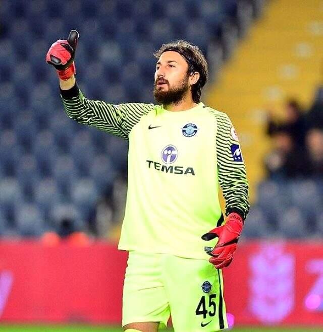 G.Saraylı Fatih Öztürk'ün yakalandığı sarışın kadının, Adana Demirspor kalecisi Kurtuluş Yurt'un eşi olduğu ortaya çıktı G.Saraylı Fatih Öztürk'ün yakalandığı sarışın kadının, Adana Demirspor kalecisi Kurtuluş Yurt'un eşi olduğu ortaya çıktı