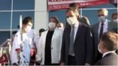 Gençlik ve Spor Bakanı Kasapoğlu, maske takmayanlara maske verdi, uyarılarda bulundu Gençlik ve Spor Bakanı Kasapoğlu, maske takmayanlara maske verdi, uyarılarda bulundu