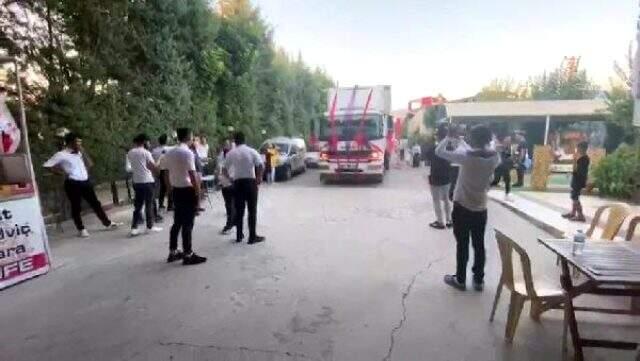 Kamyon da doğan babası da kamyoncu olan şoför gelin arabasını da kamyon yaptı Kamyon da doğan babası da kamyoncu olan şoför gelin arabasını da kamyon yaptı