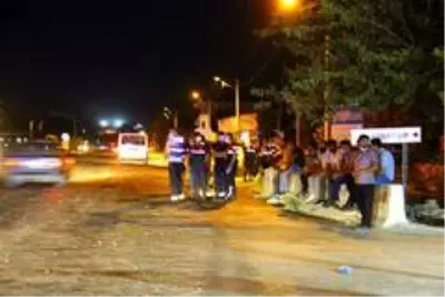 Kazadan sonra yolu trafiğe kapatan köylüler, aydınlatma ve EDS istedi