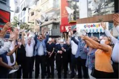 Konak'ta güvercinler barışa uçtu Konak'ta güvercinler barışa uçtu