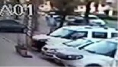Başkent'te otomobil yolun karşısına geçmeye çalışan yayaya çarptı: 1 yaralı Başkent'te otomobil yolun karşısına geçmeye çalışan yayaya çarptı: 1 yaralı