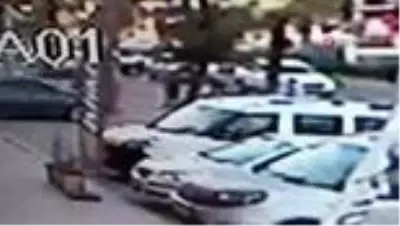 Başkent'te otomobil yolun karşısına geçmeye çalışan yayaya çarptı: 1 yaralı Başkent'te otomobil yolun karşısına geçmeye çalışan yayaya çarptı: 1 yaralı