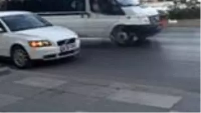 Başkent'te otomobil yolun karşısına geçmeye çalışan yayaya çarptı: 1 yaralı Başkent'te otomobil yolun karşısına geçmeye çalışan yayaya çarptı: 1 yaralı