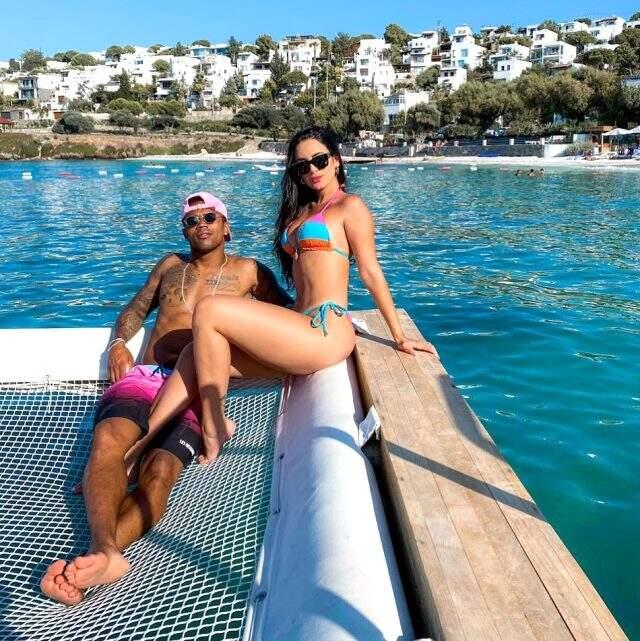 Douglas Costa ile sevgilisi Nathalia Felix'in Türkiye tatili sona erdi.