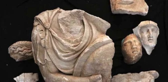 Hadrian Tapınağı kazısında arkeologlar 'parçaları birleştirerek' geçmişe ışık tutuyor