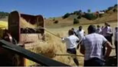 Hasat sonlandırma şenliğinde patos attılar Hasat sonlandırma şenliğinde patos attılar