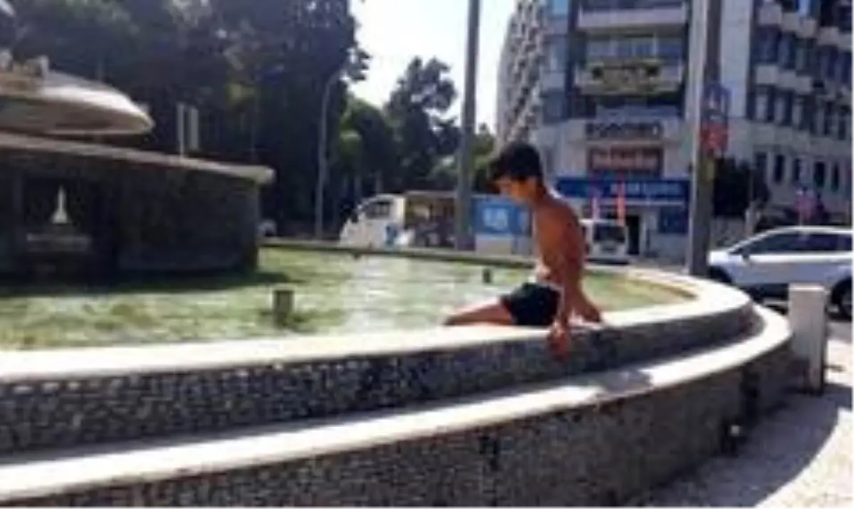 İzmir'de sıcaktan bunalan çocukların tehlikeli oyunu