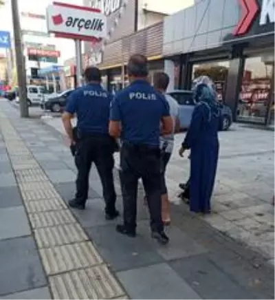 Otomobilin çarptığı yaya yaralandı, kaza anı kameraya yansıdı Otomobilin çarptığı yaya yaralandı, kaza anı kameraya yansıdı