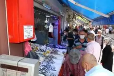 Palamudun fiyatı bir günde 12 TL'den 8 TL'ye düşünce balıkçı tezgahlarında uzun kuyruklar oluştu Palamudun fiyatı bir günde 12 TL'den 8 TL'ye düşünce balıkçı tezgahlarında uzun kuyruklar oluştu