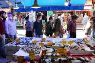 Palamudun fiyatı bir günde 12 TL'den 8 TL'ye düşünce balıkçı tezgahlarında uzun kuyruklar oluştu Palamudun fiyatı bir günde 12 TL'den 8 TL'ye düşünce balıkçı tezgahlarında uzun kuyruklar oluştu