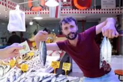 Palamudun fiyatı bir günde 12 TL'den 8 TL'ye düşünce balıkçı tezgahlarında uzun kuyruklar oluştu Palamudun fiyatı bir günde 12 TL'den 8 TL'ye düşünce balıkçı tezgahlarında uzun kuyruklar oluştu
