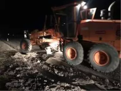 Pulluğunu açık unutan çiftçi, 200 metre boyunca yolu sürüp gitti Pulluğunu açık unutan çiftçi, 200 metre boyunca yolu sürüp gitti