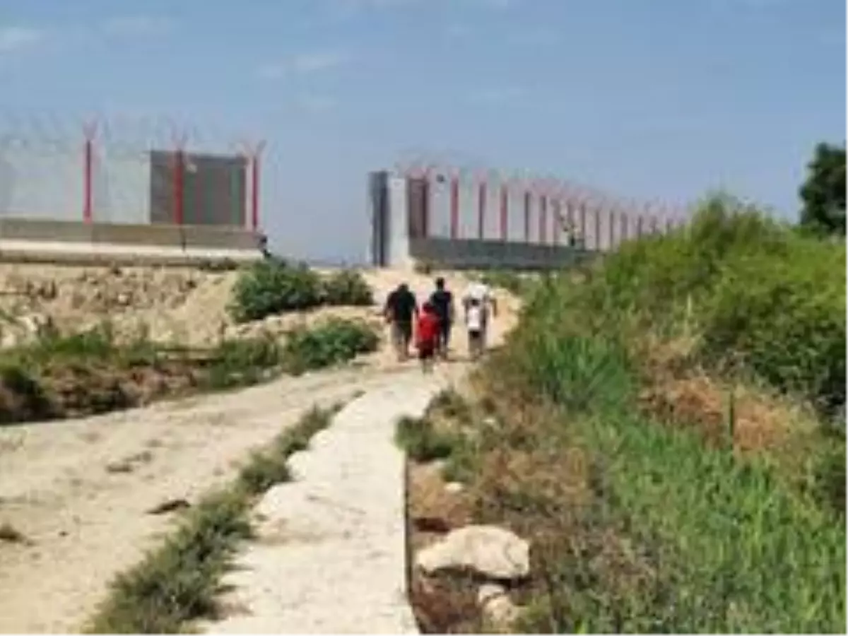 Tarım arazilerini sınıra çekilen duvar böldü Haberler Tarım arazilerini sınıra çekilen duvar böldü Haberler