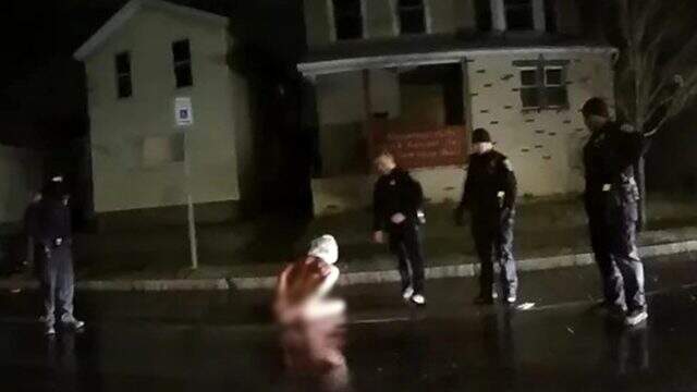 ABD'de polis şiddeti bitmek bilmiyor! Siyahi vatandaşın polisin kafasına poşet geçirmesi sonucu boğulduğu görüntüler ortaya çıktı