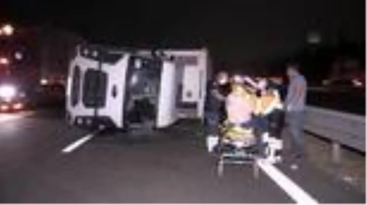 Anadolu Otoyolu'nda devrilen kamyonun sürücüsü yaralandı