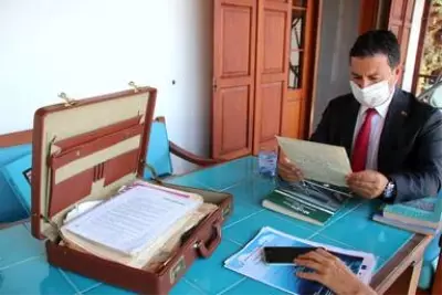 Balıkçı'nın orijinal el yazmalarını Başkan Aras teslim aldı Balıkçı'nın orijinal el yazmalarını Başkan Aras teslim aldı